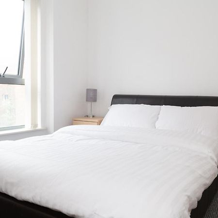 Serviced Apartment In Liverpool City Centre - Free Parking - Balcony - By Happy Days Екстериор снимка