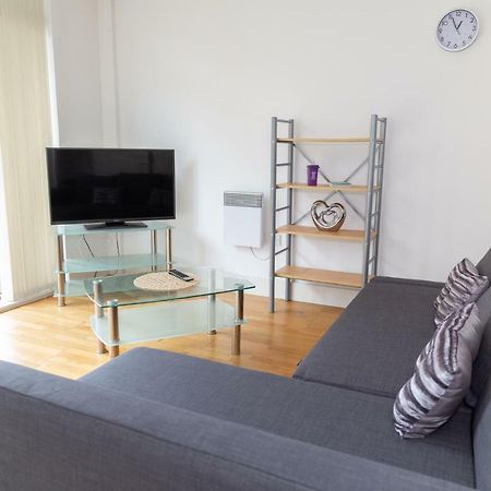 Serviced Apartment In Liverpool City Centre - Free Parking - Balcony - By Happy Days Екстериор снимка