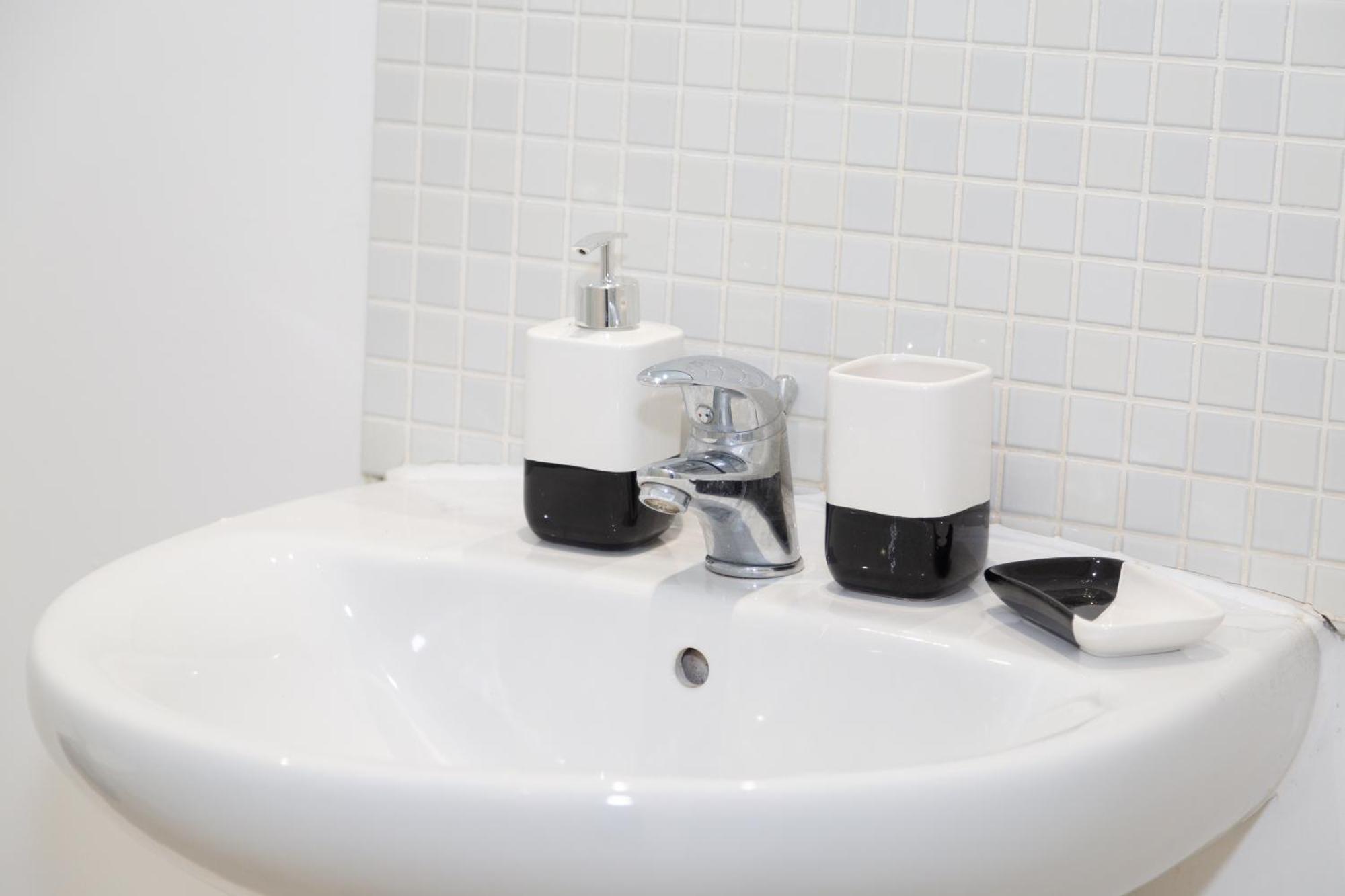 Serviced Apartment In Liverpool City Centre - Free Parking - Balcony - By Happy Days Екстериор снимка