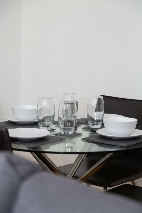 Serviced Apartment In Liverpool City Centre - Free Parking - Balcony - By Happy Days Екстериор снимка