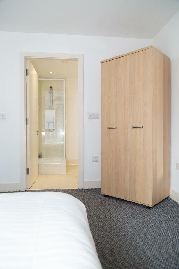 Serviced Apartment In Liverpool City Centre - Free Parking - Balcony - By Happy Days Екстериор снимка
